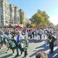Građani odaju poštu, pale sveće i polažu cveće na Železničkoj stanici u Novom Sadu