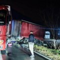 Jeziva nesreća kod Kruševca: Automobil završio pod kamionom: Potpuni haos na putu (foto)