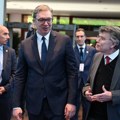 Vučić u Francuskoj učestvuje na međunarodnoj konferenciji o globalnoj politici: Sastao se sa Monbrijalom (video)