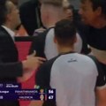 Ataman želeo da se bije sa protivničkim trenerom! Skandal u Evroligi! Lesor razdvajao i sprečio haos, ove scene obilaze…