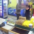 VIDEO: Vatrogasac sprečio pljačku u prodavnici u Šapcu, savladao i izgurao napadača