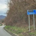 Samo dan nakon uklanjanja ćiriličnih, prefarbani natpisi na albanskom jeziku na tablama na severu Kosova