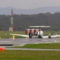 Avion sa tri putnika sleteo na aerodrom u Australiji na trup