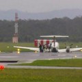 Avion sa tri putnika sleteo na aerodrom u Australiji na trup, bez opreme za sletanje