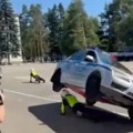 Horor u Rusiji! Policajca zgnječio auto pa ga vukao po putu! (video)