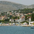 Da se prekrstiš i levom i desnom: Ovakav način zauzimanja plaže na Jadranu nikada niste videli: Ostavili peškire, ležaljke…