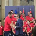 Nasmejani susret prijatelja: Aleksandar Vučić i Nikola Jokić na dočeku srpskih olimpijaca (video)