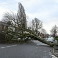 Najmanje jedna osoba poginula u oluji Eovin koja je pogodila Veliku Britaniju