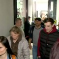 Direktor RTV kaže da su oteti i da ne mogu da napuste zgradu: Na snimku se vidi kako radnici odlaze kući