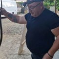 Vladica našao 3 zmije u dvorištu porodične kuće Stamenkovića: Jedna bila duga čak dva metra (Video)