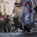 Jedan čovek uboden rogom, sedmoro lakše povređenih u trci s bikovima u Pamploni (FOTO)