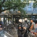 Uhapšen mladić zbog sumnje da je na jedan od ulaza u Osnovni sud u Novom Sadu stavio lanac sa katancem