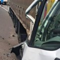 (Foto) teška saobraćajka na: Auto-putu kod Beograda Kombi se zakucao u kamion, vozač teško povređen: Delovi rasuti svuda po…