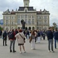 Novosađani obeležili jedanaest meseci od tragedije: Najveći skupovi kod Železničke stanice i na Trgu slobode