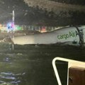 Avion udario u vozilo, pa zajedno uleteli u more: Tragedija na aerodromu, ima mrtvih (foto/video)