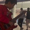 Rok iz Kine osvaja Beograd: Mali gitarista sa samo 8 godina briljira u Knezu, odsvirao ceo solo ovog hita
