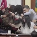 Opšti haos u parlamentu, potukle se poslanice: Guraju se, udaraju u glavu, čupaju za kosu, ne mogu da ih razdvoje! (video)