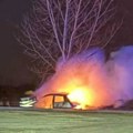Izgoreo auto nakon nesreće kod Nove Crnje: Vatrogasci se bore sa vatrenom stihijom (foto)