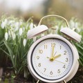 Ko najviše profitira od pomeranja kazaljki na satu? "Lobiji koji su oblikovali kalendar": Ovim industrijama letnje računanje…