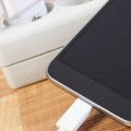Potencijalne opasnosti koje kriju punjači za telefon: Šta sve treba da vadimo iz utičnice kad negde pođemo
