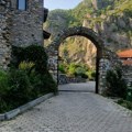 Privedeno šest osoba koje su razvile zastavu Srbije ispred manastira Svetih Arhangela kod Prizrena