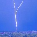 Grom pogodio Ajfelov toranj u Parizu: Snažno nevreme pogodilo Pariz, vetar duvao preko 100 km/h (video)