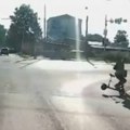 (Uznemirujući video) Vozač električnog trotineta poginuo nakon udara u ivičnjak