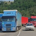 Srbi ne odustaju od borbe za pravdu: I dalje traje blokada teretnog saobraćaja na Jarinju