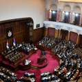 U skupštini Srbije deo opozicije skandirao "ostavke", vlast kaže da nije "džak za udaranje"