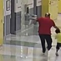 Uznemirujuće! Učitelj udarao u glavu i nosio za noge autistično dete (3)! Roditelji se sledili kada su videli snimak