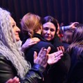 Najtužniji trenutak: Majka ubijene devojčice plače i grli prijateljicu na koncertu Danice Crnogorčević (video)