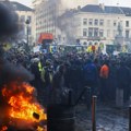 Gori brisel, haos u sedištu EU: Farmeri blokirali ulice, zapalili vatru na Luksemburškom trgu (foto)
