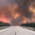Hiljade ljudi evakuisano u kanadskoj oblasti: Buknuo veliki požar, vatrena stihija gotovo nezaustavljiva (video)