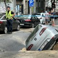 Pukla cev u Kičevskoj ulici na Vračaru, automobil propao kroz asfalt