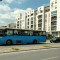 Strašna slika iz novog sada: Dvojica mladića se okačila na autobus i tako se voze (foto)