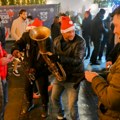 Veselo u Beogradu: Počeo doček Nove godine na Trgu republike - Trubači u Knezu, slavlje po kafanama (Foto/video)