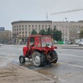 (Foto) pionirski park i skupština jutro posle protesta: Ulice prohodne, traktori urnisani, policija i dalje obezbeđuje park