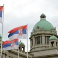 Studenti koji žele da uče i građani obeležavaju 1. maj ispred Skupštine Srbije