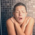 Neuronaučnik objasnio kako dugotrajno tuširanje hladnom vodom može da šteti