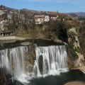 Skočio sa vodopada visokog 21 metar, spasioci ga jedva izukli: Mladić hitno prevezen u bolnicu sa teškim povredama
