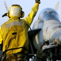 Šta se dešava sa avionima Super Hornet: letelica uništena, pilot izvučen iz mora