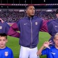 Englezi zviždali na "bože pravde": Srbi odmah uzvratili, dečak pokazao tri prsta