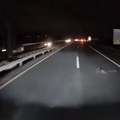 Horor snimak sa srpskog puta! Mrkli mrak, kamion zaobilazi otpale delove, a vozač "korse" kao kamikaza u njega