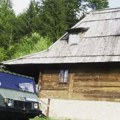 Ovo je vikendica našeg fatalnog glumca na planini Cela od drveta, a evo šta ima na placu: "Planiram tu da živim"