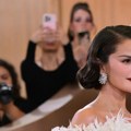 Za izradu haljine Selene Gomez bilo je potrebno više od 320 sati: Kad je kročila na crveni tepih Zlatnih globusa, sve je stalo…