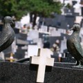 Kako pravilno paliti sveće na groblju i šta nikako ne ostavljati za sobom? Ova pravila veoma su važna