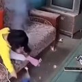 Jeziv snimak uznemirio internet! Telefon na punjaču eksplodirao u rukama devojčice: Usledio vrisak ali i jedan neobičan detalj…