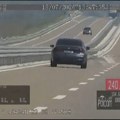 (Video) Pogledajte snimak od kojeg se diže kosa na glavi! Policija snimila zastrašujuću vožnju na putu, divljao 241 km na sat…