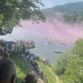 Reka ljudi i čamaca preplavila Drinu! Više od 20.000 ljudi zaplovilo od Perućca do Rogačice: Baklje, srpske trobojke i luda…