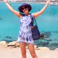Tetovaža preko cele zadnjice! Naša pevačica se okrenula na plaži i izazvala nevericu: Sevaju obline na Kipru